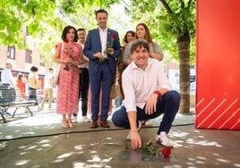 Andueza deposita una rosa en la placa que recuerda en la plaza de La Cantera la fundación de la primera agrupación socialista en Euskadi.