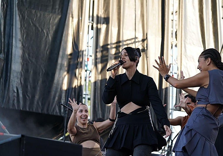 Arnal ha estado acompañada en escena por cuatro bailarinas.