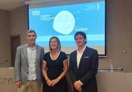 Iker Olazabal, director adjunto de la Banda Municipal de Música, Sonia Díaz de Corcuera, concejala de Cultura y Educación y Luis Orduña, director de la Banda Municipal de Música, presentan la nueva temporada