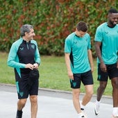 Ernesto Valverde, Ruiz de Galarreta, Inaki Williams y Mikel Vesga a su llegada al segundo entrenamiento de pretemporada