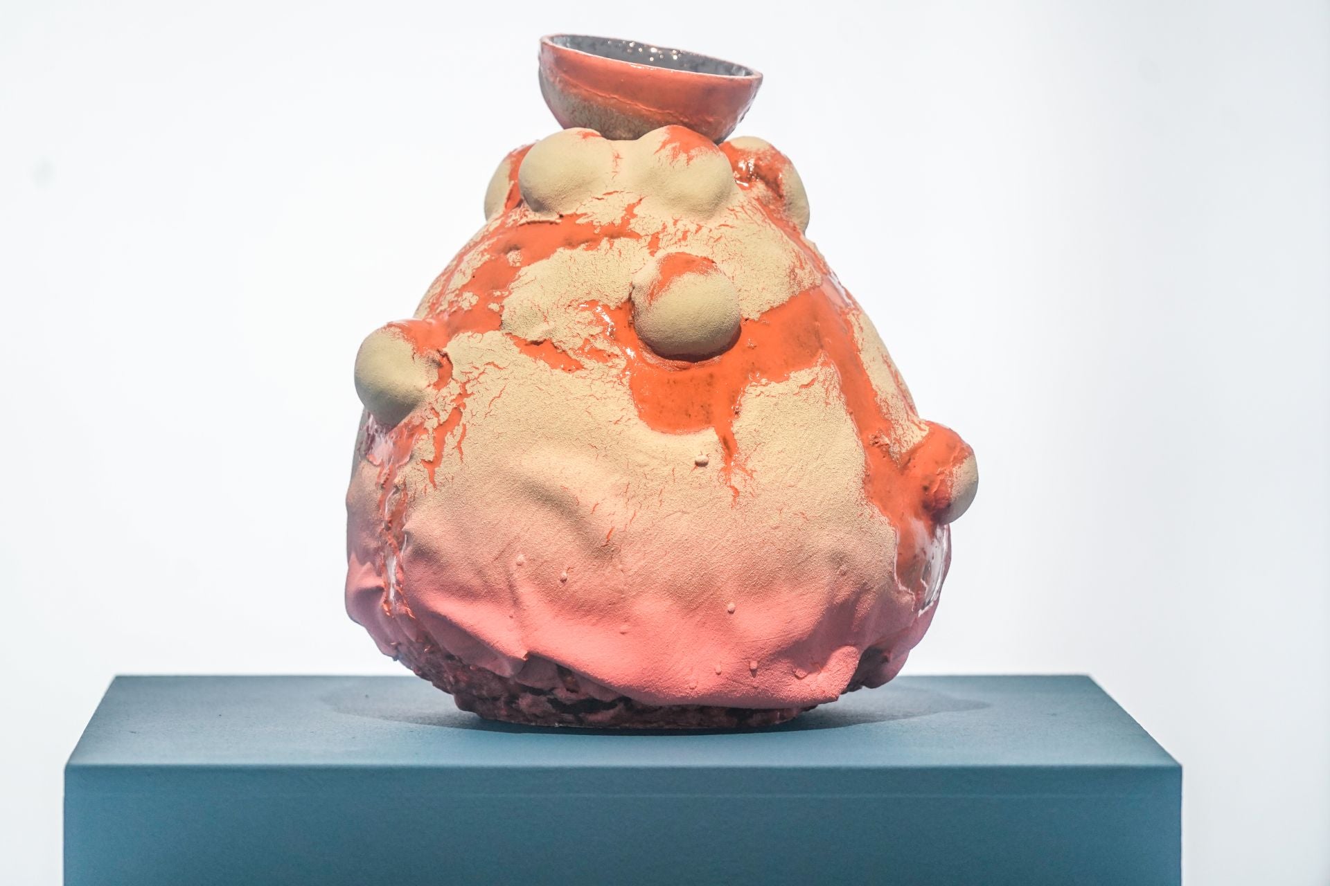 La artista vasca Mar de Dios expone &#039;Espejo de agua y flores&#039; en Vitoria