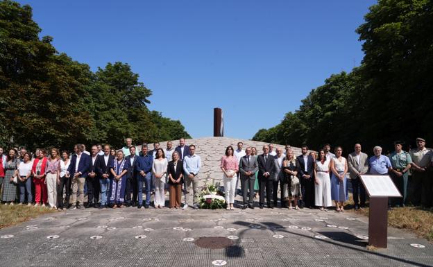 Foto de familia de los participantes en el acto de recuerdo.