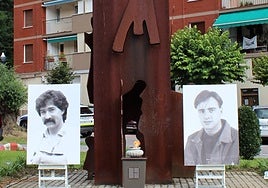 Sus fotografías presiden el escenario del homenaje. anualmente