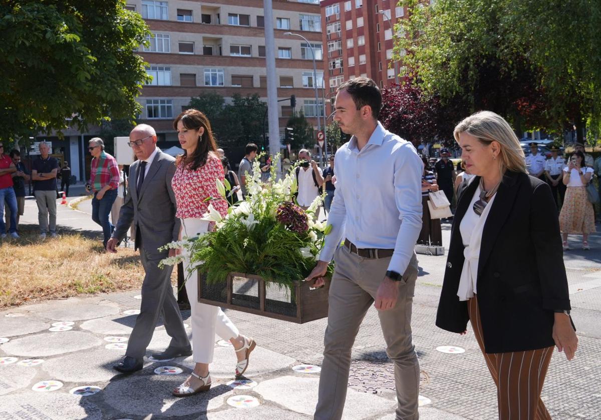 Momento en que las autoridades realizan la ofrenda floral en el monolito a las víctimas del terrorismo, en Vitoria.