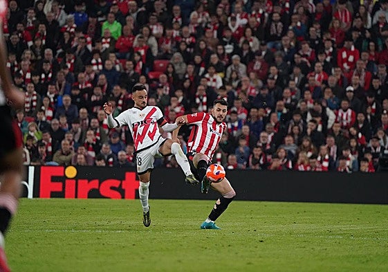 Aitor Paredes en una disputa con Álvaro García en el Athletic-Rayo de la pasada temporada