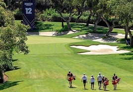 El equipo de Fireballs, defensor del título y en el que juegan los españoles Sergio García, David Puig y Josele Ballester, desciende por la calle cuesta abajo del par 3 del hoyo 12.