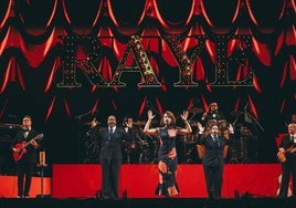 Raye se ha hecho acompañar de 11 músicos.