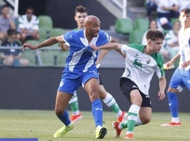 Jay, ante el Racing durante la pasada pretemporada del Alavés.
