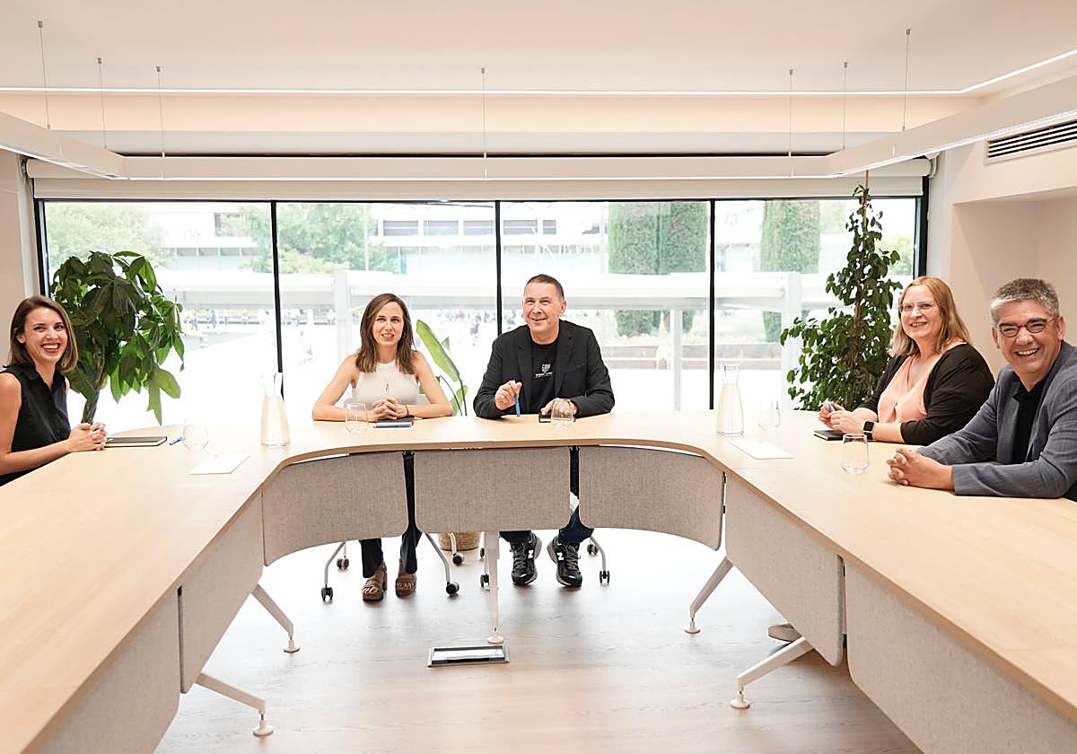 Irene Montero, Ione Belarra, Arnaldo Otegi, Sonia Jacinto y Gorka Elejabarrieta, en la reunión que Podemos y EH Bildu han mantenido en Vitoria.