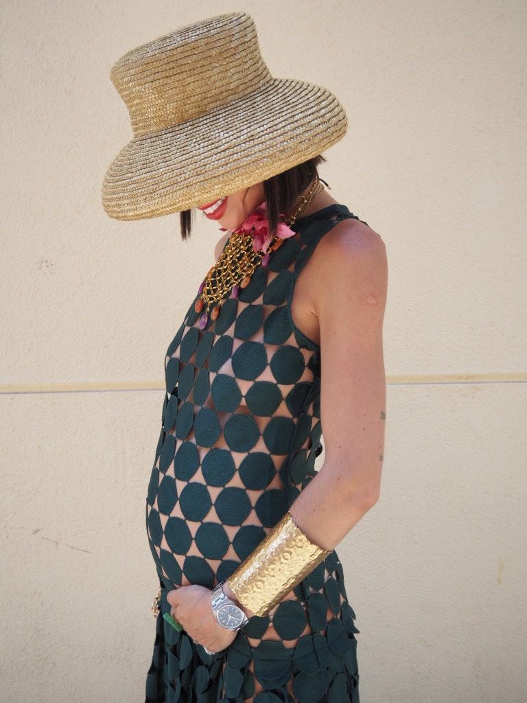 Paula, la invitada vizcaína que deslumbró en una boda en Madrid embarazada y con transparencias