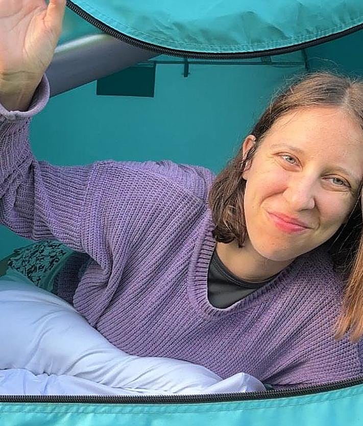 Imagen secundaria 2 - 1. Selfi de cuadrilla esperando al bus del camping. 2. Vista general de la zona de acampada en el monte Arraiz. 3. Tienda de campaña lista.