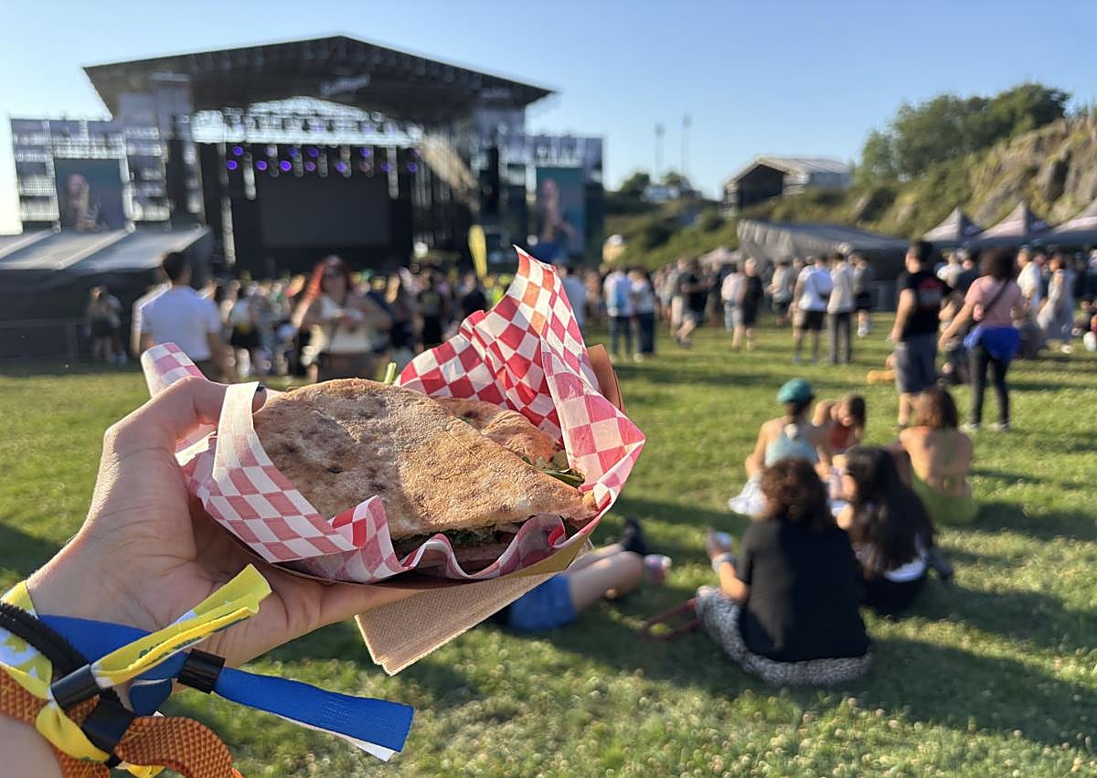 Imagen secundaria 1 - 1. El atardecer, el mejor momento para hacerse fotos. 2. Focaccia para cenar. 3. Máquina expendedora de cerveza, una novedad en el Bilbao BBK Live.