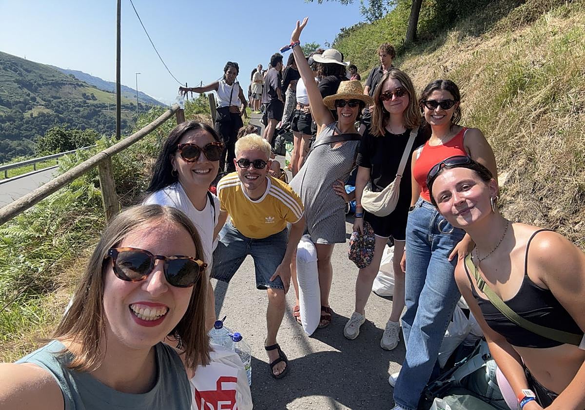Imagen principal - 1. Selfi de cuadrilla esperando al bus del camping. 2. Vista general de la zona de acampada en el monte Arraiz. 3. Tienda de campaña lista.