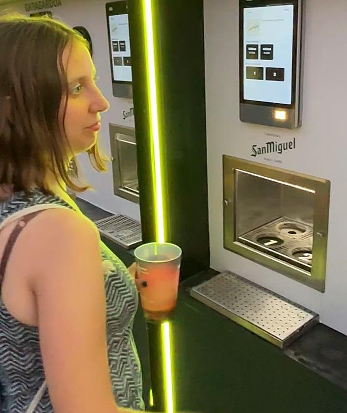 Imagen secundaria 2 - 1. El atardecer, el mejor momento para hacerse fotos. 2. Focaccia para cenar. 3. Máquina expendedora de cerveza, una novedad en el Bilbao BBK Live.