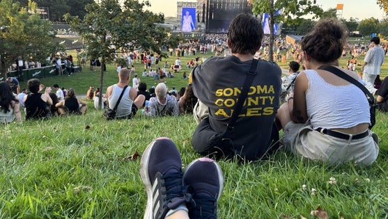 Nueve conciertos, de monte a monte, cerveza, calor y yoga: así se viven 24 horas en el Bilbao BBK Live