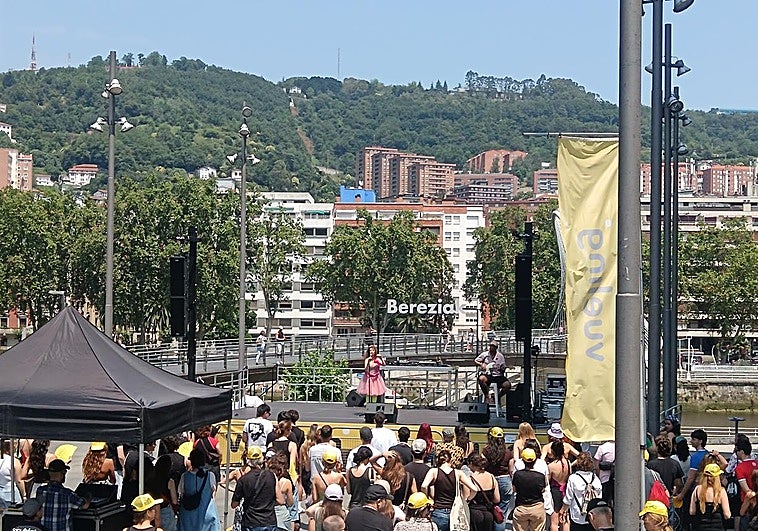 La artista Azuleja durante su presentación en la explanada de las Torres de Isozaki