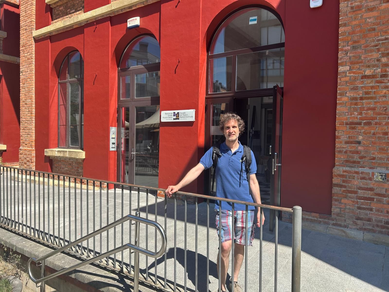 El director posa junto al edificio de la escuela de música en Durango.