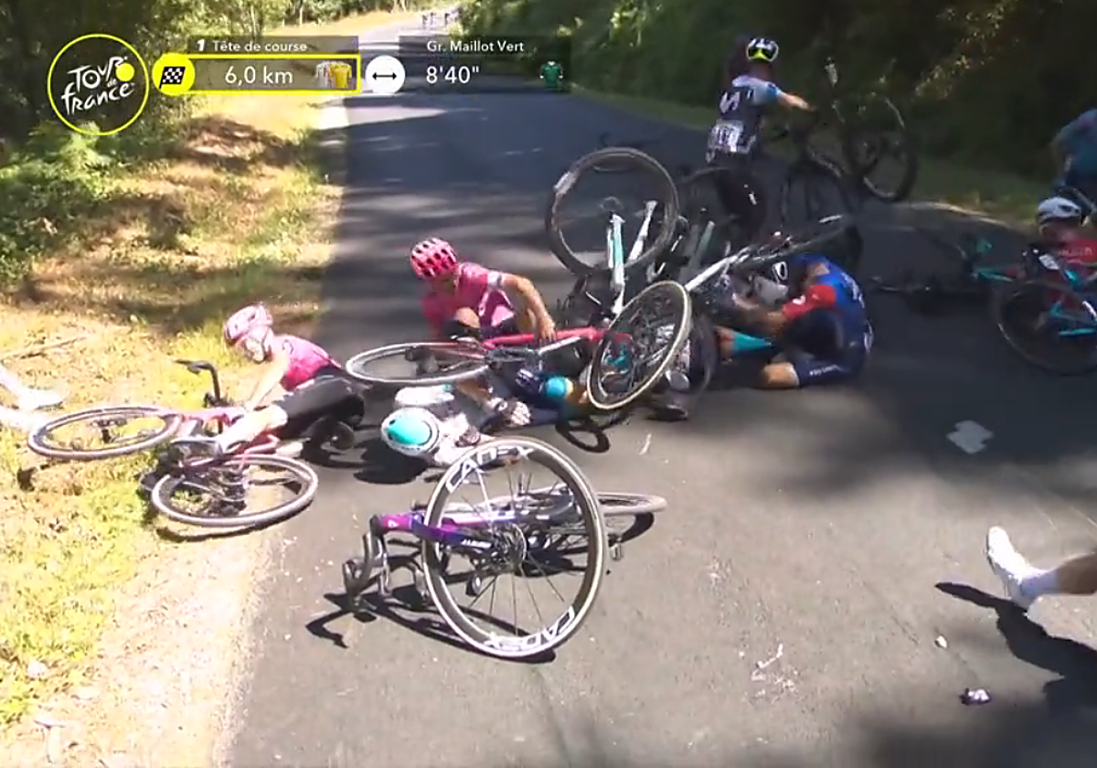 El grupo sufrió la caída a seis kilómetros de la meta