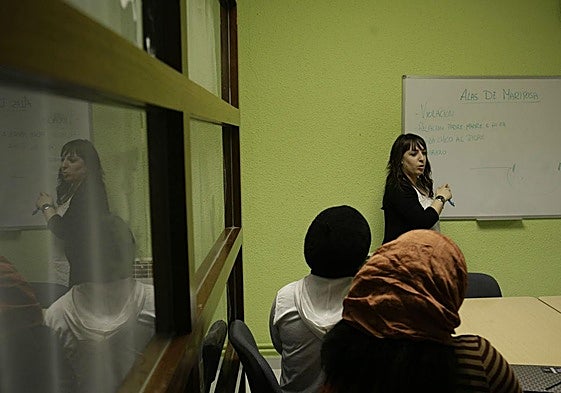 La educadora social Edurne Calvo imparte un taller.