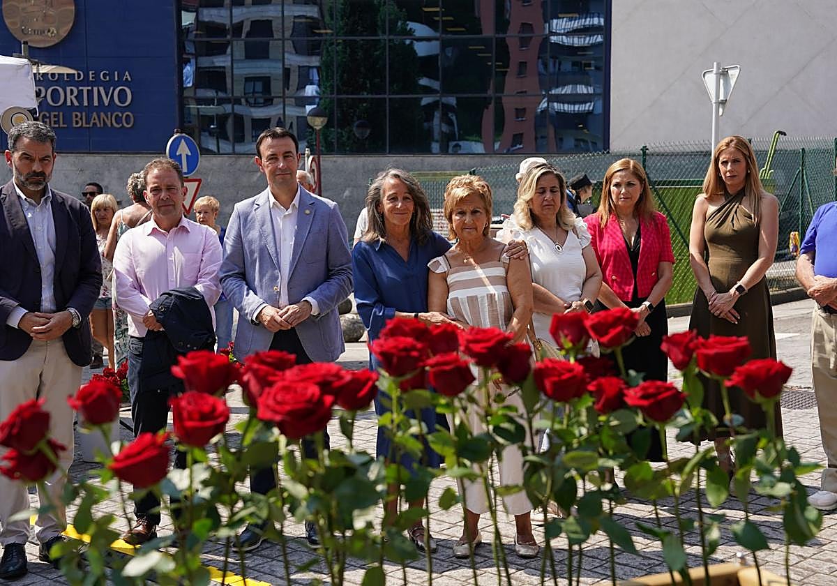 El vicelehendakari Mikel Torres, la delegada del Gobierno, Marisol Garmendia, y la consejera San José junto a familiares de las víctimas.