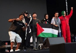Kneecap hace cantar a Gaza y bailar a Bilbao