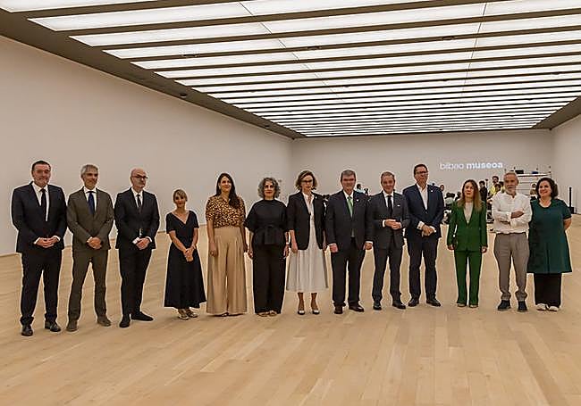 Representantes institucionales y del Patronato del Museo en la sala remodelada.