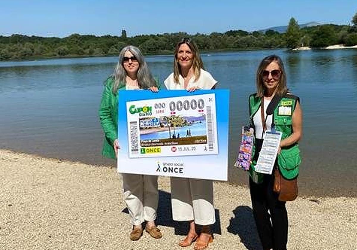 Usue Vallejo, Saray Zárate y una vendedora de la ONCE han presentado el cupón.