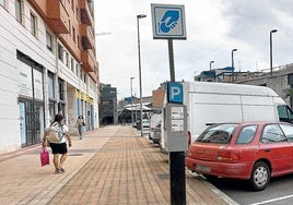 Los parquímetros antiguos, como el de la imagen, en Urban, serán sustituidos por otros que permitan la conexión a un sistema centralizado.