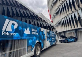 El autobús y el coche de hidrógeno que ha presentado Petronor este viernes en la explanada de San Mamés.