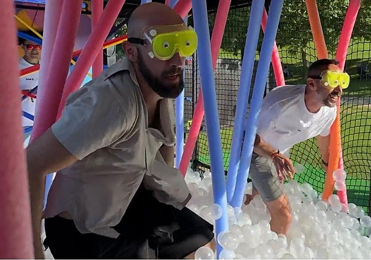 Una piscina de bolas con obstáculos y gafas de submarinismo, la mayor atracción del BBK Live