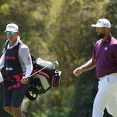 El de Barrika recibe un hierro a manos de su caddie, Adam Hayes, durante su estreno en Valderrama.