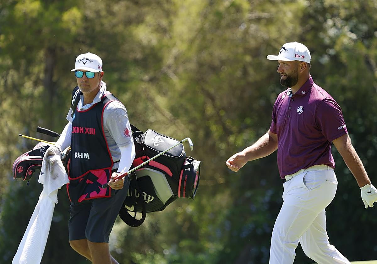 El de Barrika recibe un hierro a manos de su caddie, Adam Hayes, durante su estreno en Valderrama.