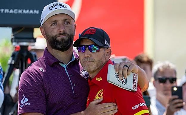 Rahm se abraza con Sergio García, su compañero de partido.