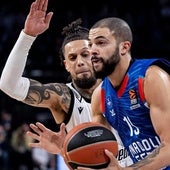 Darius Thompson maneja el bote para intentar dejar atrás a Daniel Hackett durante un choque entre el Efes y el Virtus Bolonia.