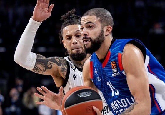 Darius Thompson maneja el bote para intentar dejar atrás a Daniel Hackett durante un choque entre el Efes y el Virtus Bolonia.