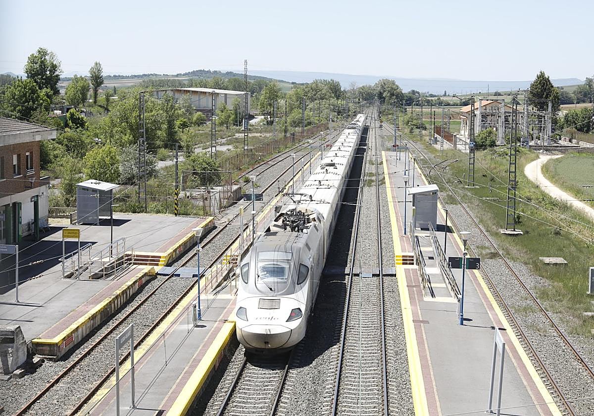 Tren pasando por la estación de Alegría.