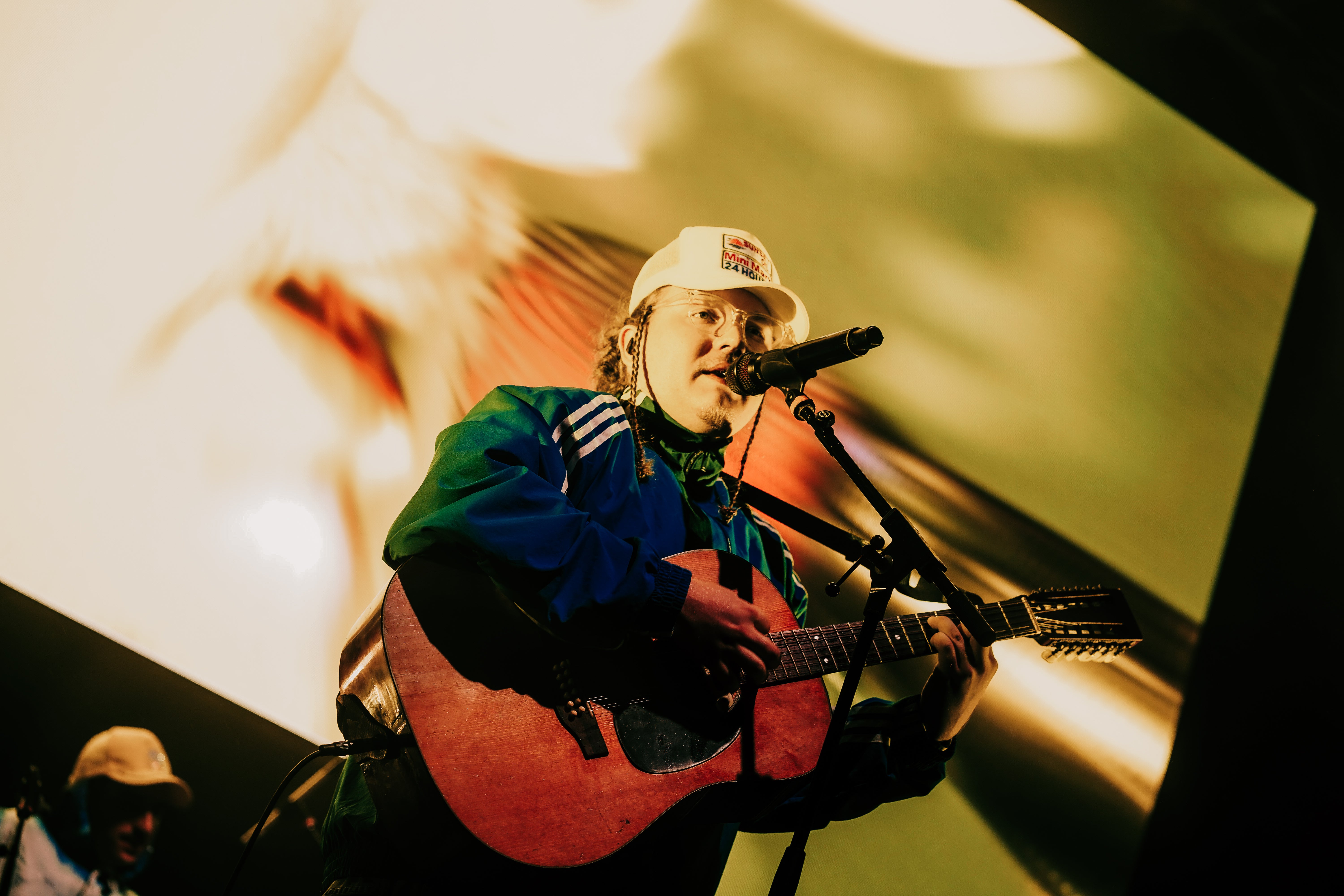 Rusowsky en el escenario Repsol tocando la guitarra acústica