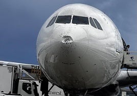 El fuerte granizo daña un avión en Barcelona y le obliga a aterrizar poco después del despegue