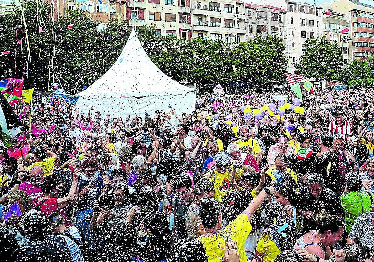 Cuadrillas, mayores y niños festejaron por todo lo alto el inicio de las fiestas de Barakaldo tras el txupinazo.