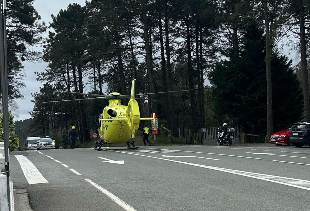 Imagen de archivo de un helicóptero en plena carretera acudiendo a otro accidente.