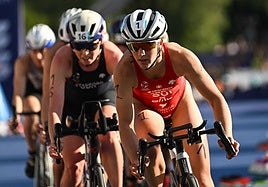La deportista suiza rueda con su bicicleta por delante de Non Stanford en el triatlón de Múnich de 2022.