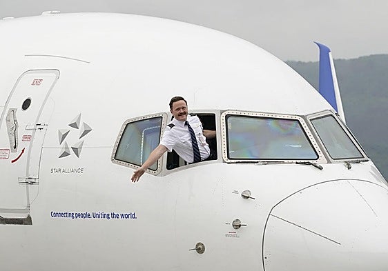 Uno de los tres pilotos que cubrieron el viaje inaugural con Nueva York saluda a su llegada a Loiu.