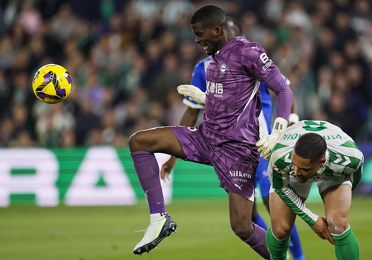 Owono, durante el choque entre el Betis y el Alavés.