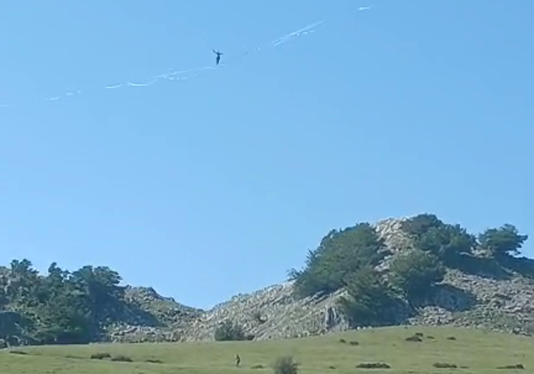 Uno de los funambulistas atraviesa la campa de Arraba casi tocando el cielo.