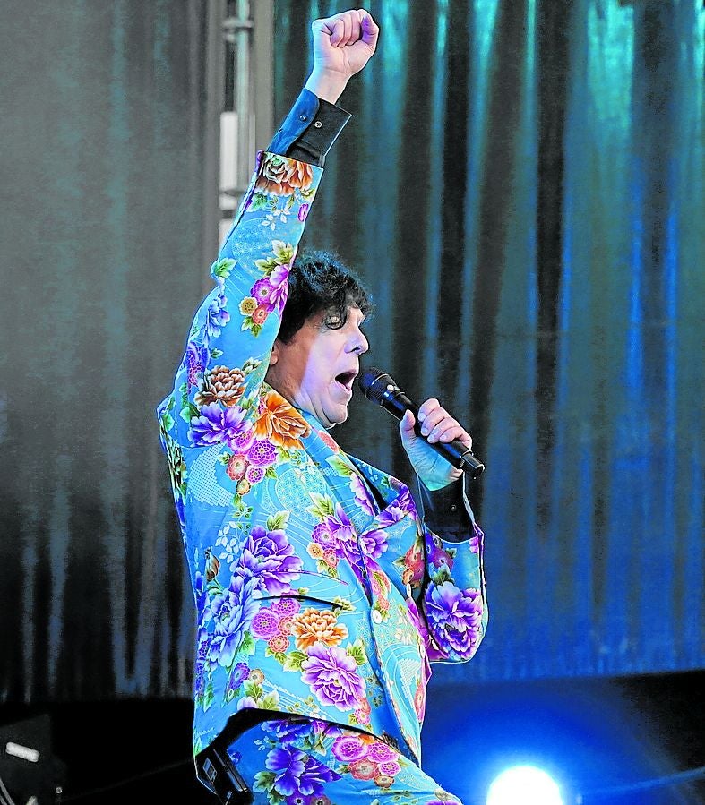 Russell Mael se movió sin parar por el escenario.