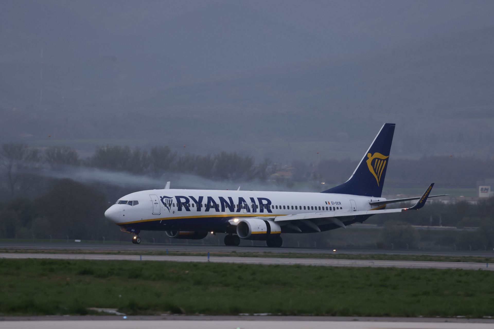 La tormenta impide aterrizar en Vitoria a un vuelo de Alicante y desvía varios de carga a Madrid