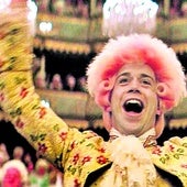 El actor Tom Hulce, exultante en una escena de 'Amadeus'' (1984), la película de Milos Forman que ganó ocho premios Oscar.