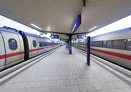 Los trenes de larga distancia de Deutsche Bahn en la estación central de Bielefeld.