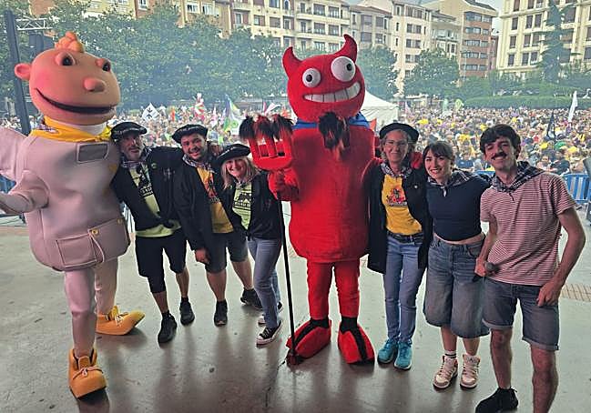 Pregoneros, txupineros y el presentador del acto, Aitzol Villahoz, con las mascotas Jolín y Deabru.