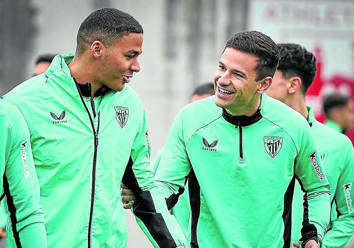 Maroan y Guruzeta bromean durante un entrenamiento la pasada campaña.